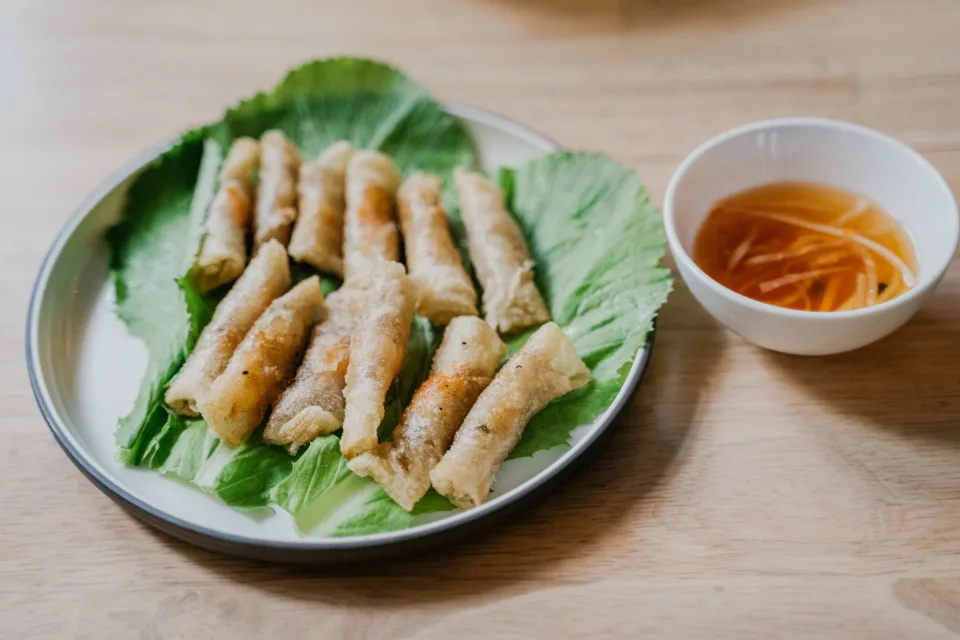 Bình trà đang rót ra ly