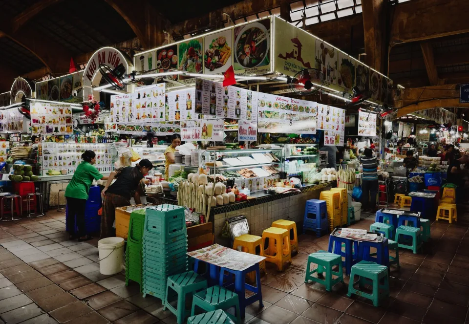 Kệ nguyên liệu và ly mang về