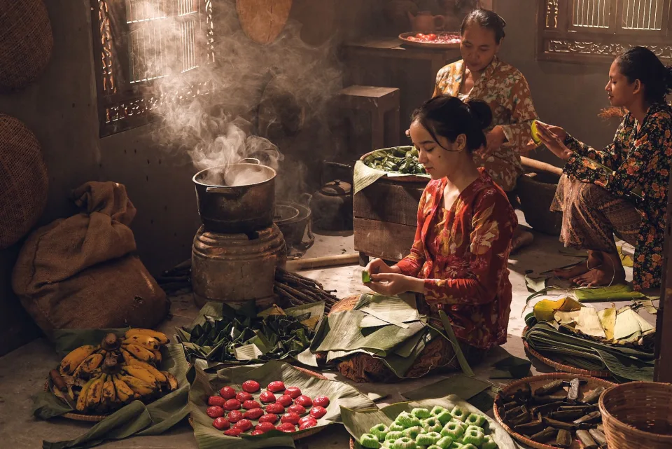 Khu bàn ngồi trong nhà
