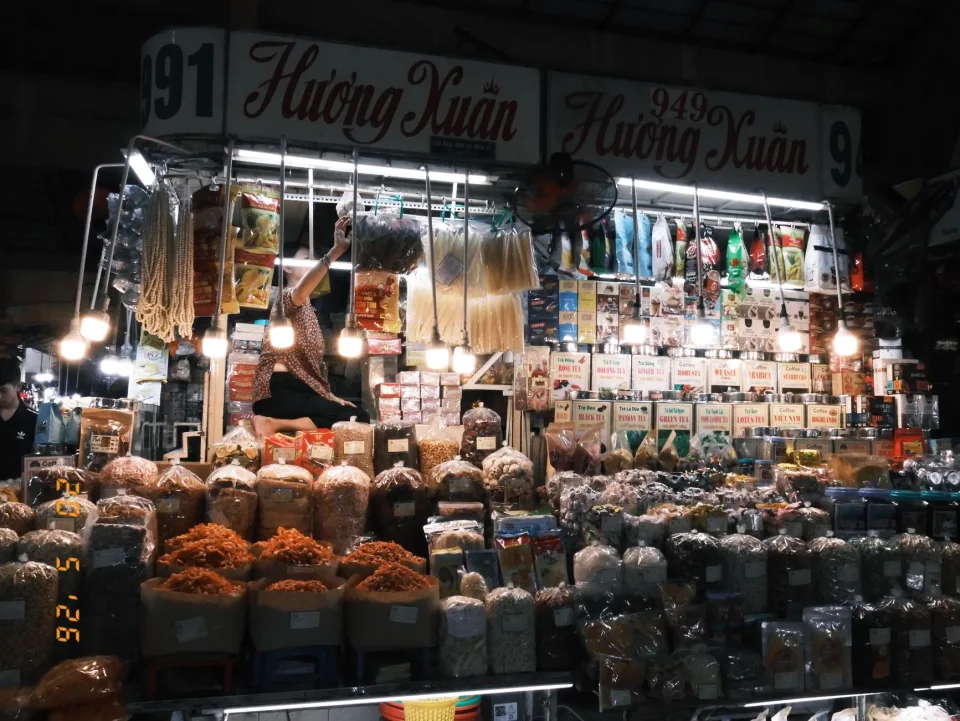 Chủ quán và nhân viên pha chế